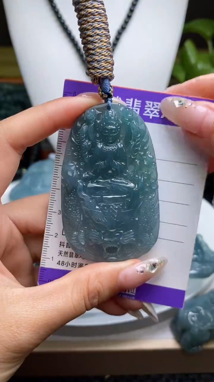 翡翠未镶嵌颈饰         