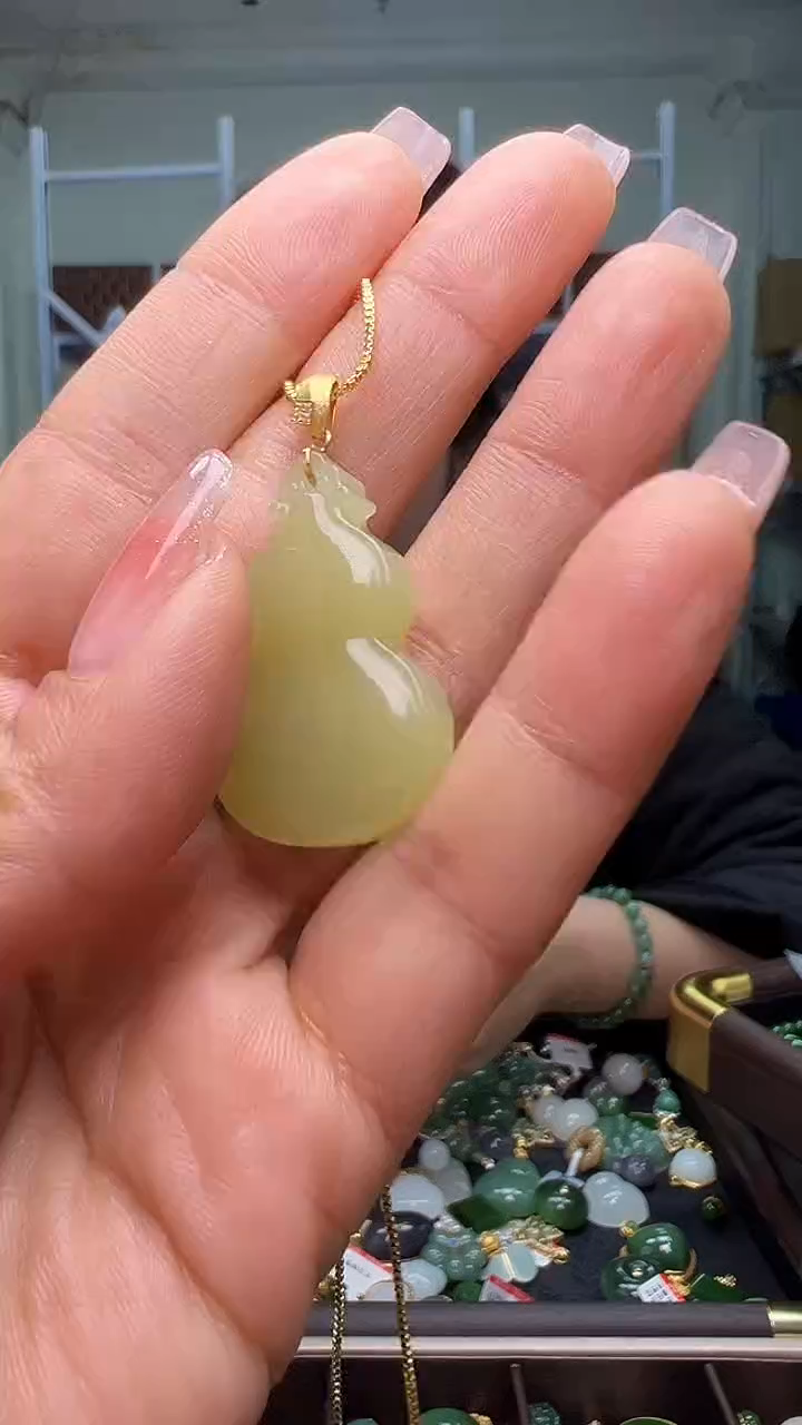 颈饰18K金镶嵌和田玉（多样性发货.发其一)1.04.112