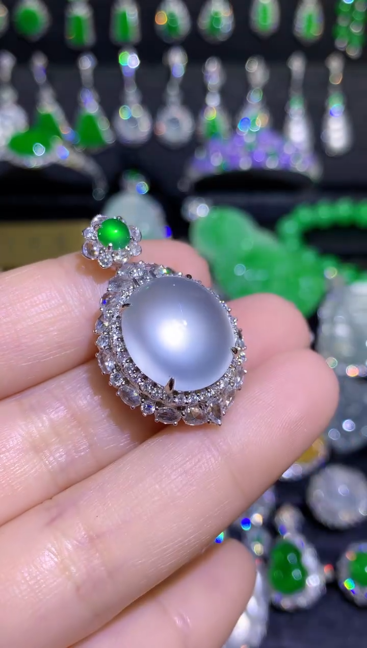 【闪购商品】翡翠颈饰18K金镶嵌玻璃种大蛋面后盖可拆卸两用款