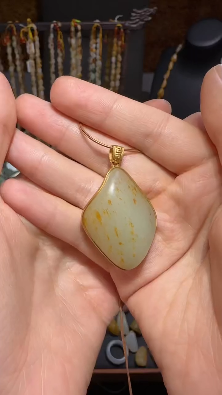 和田玉18K金镶嵌吊坠(不含链)23.3克