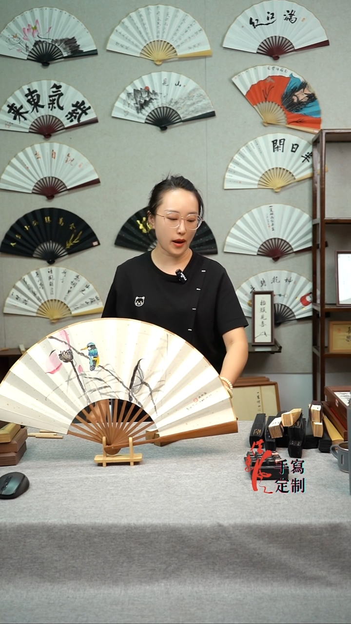 书法爱莲扇子手写手绘