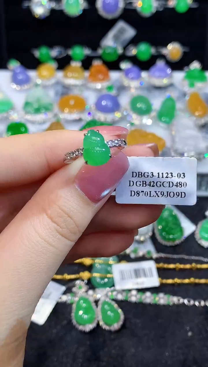 18K金镶嵌戒指翡翠多样性发其一