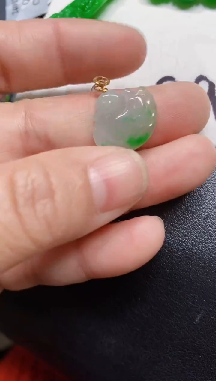 颈饰18K金镶嵌翡翠吊坠