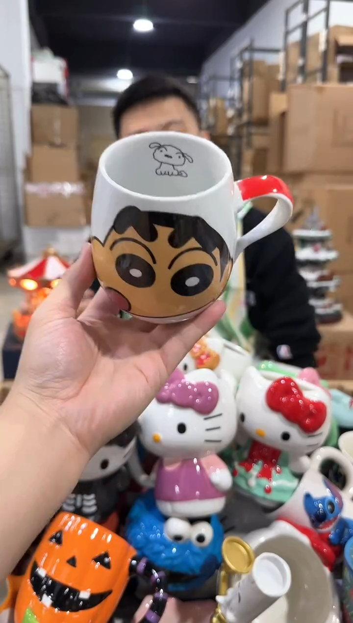 瓷片红色小新大肚杯 