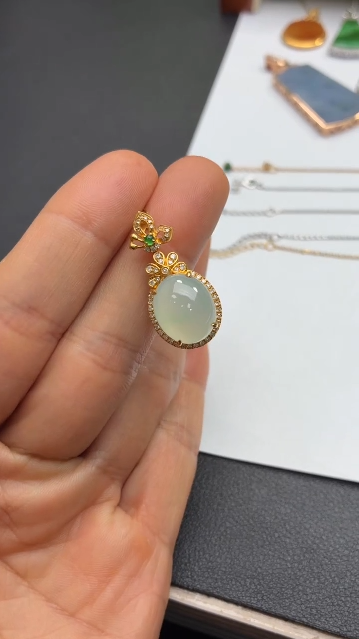 颈饰18K金镶嵌翡翠天然翡翠A货