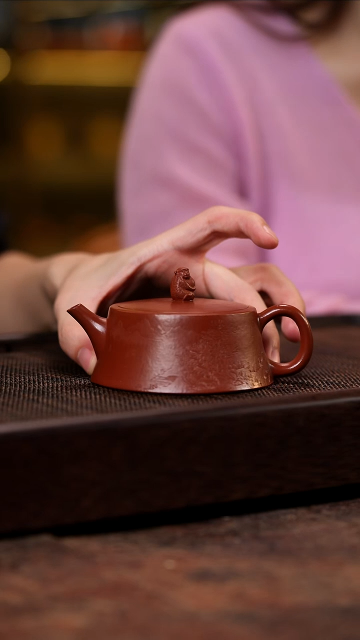 宜兴紫砂孟臣朱泥灵猴寿桃