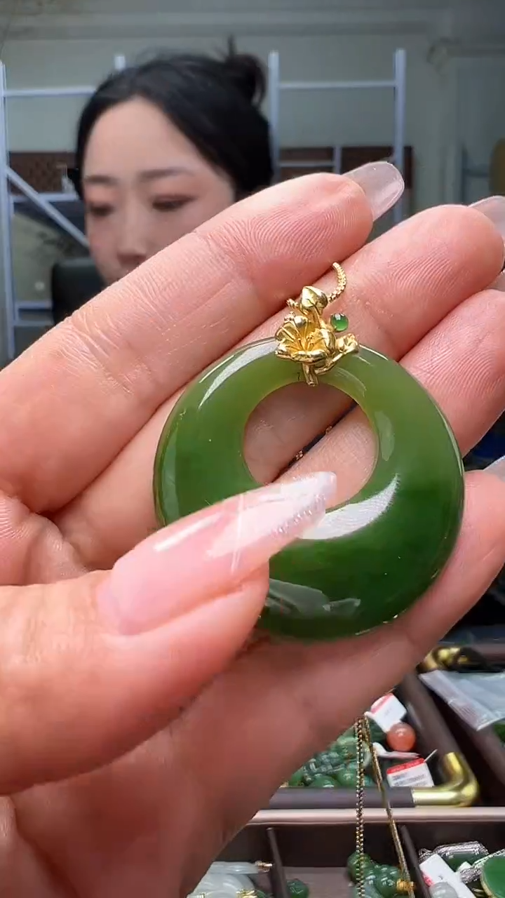 颈饰18K金镶嵌和田玉（多样性发货.发其一)12.07.73