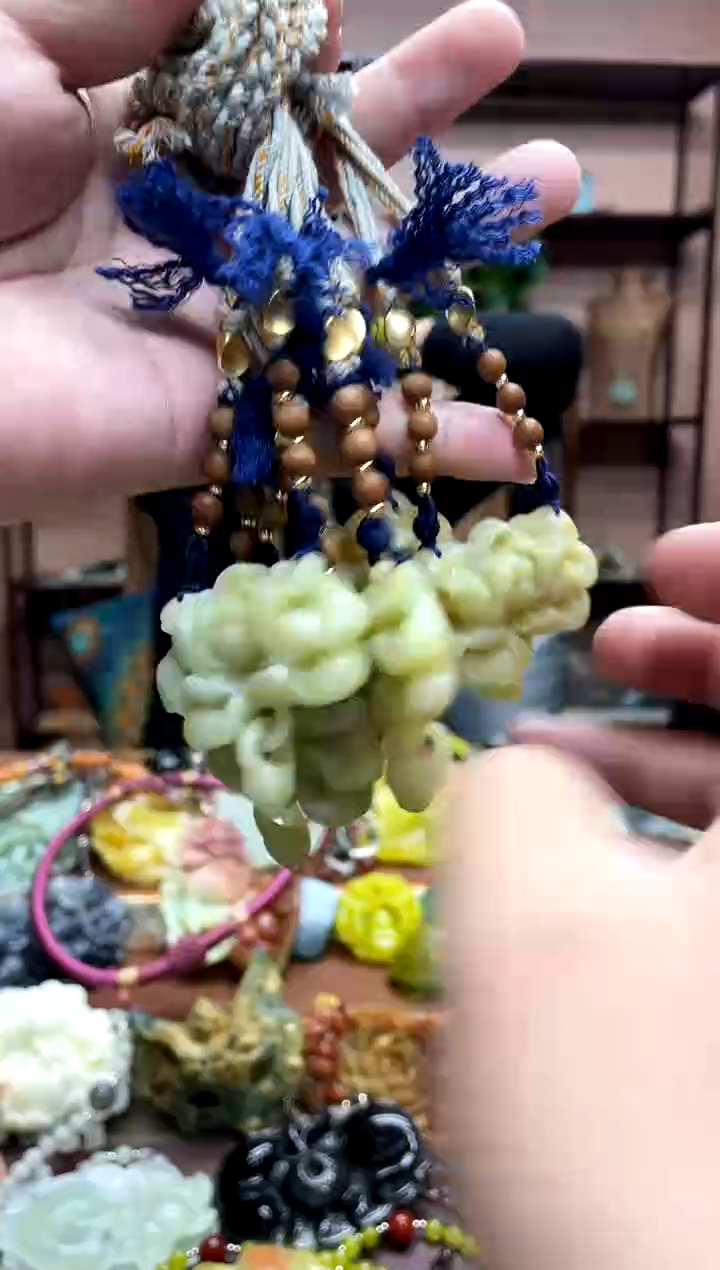 未镶嵌岫玉颈饰多样性发货发其中之一