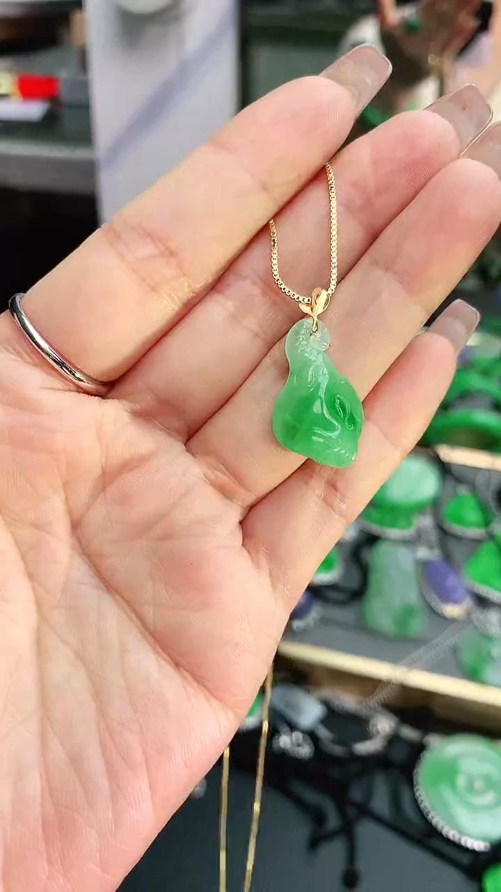 颈饰18K金镶嵌翡翠赠礼盒证书 