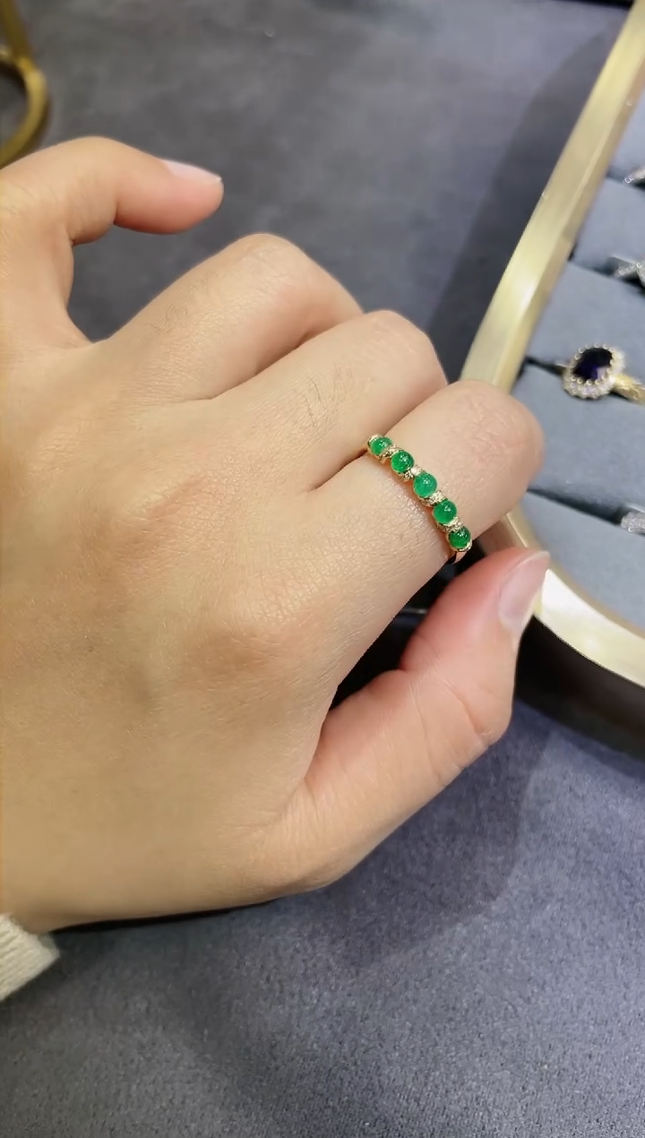 【闪购商品】祖母绿戒指18K金镶嵌0.56ct/排戒