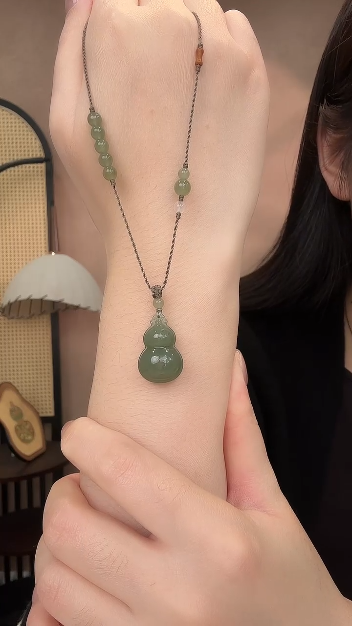 吊坠(赠链)未镶嵌和田玉高冰湖水绿专柜款胖葫芦25*16*11.3