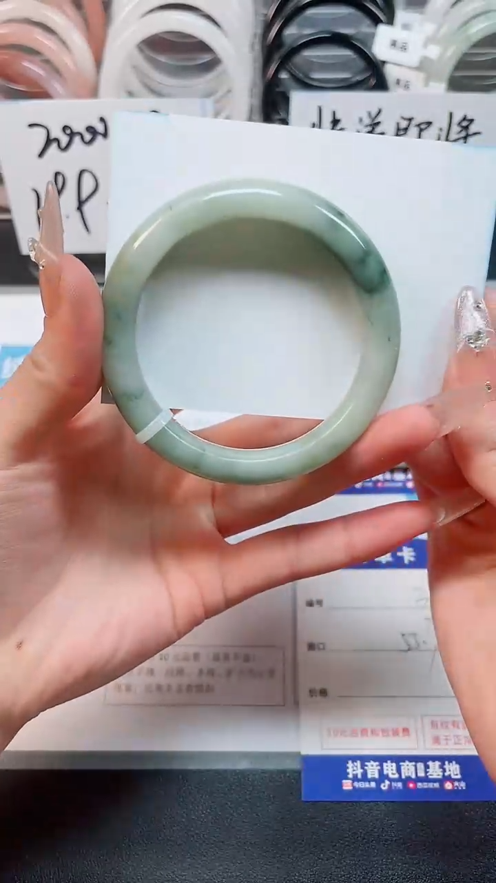 【闪购商品】石英质玉手镯未镶嵌37