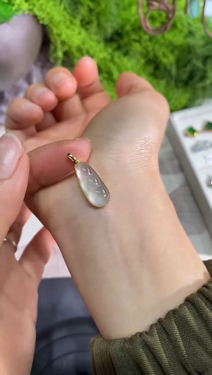 【闪购商品】翡翠吊坠(不含链)18K金镶嵌高冰豆子