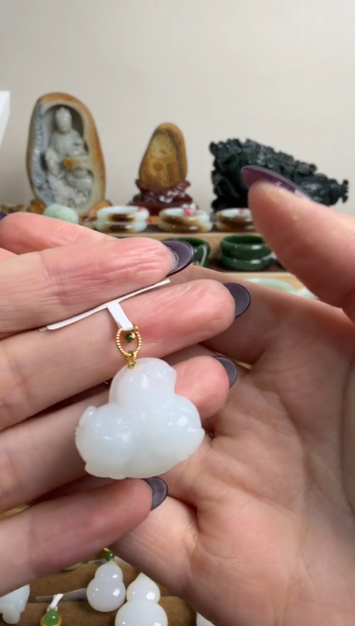 颈饰18K金镶嵌和田玉挂件 