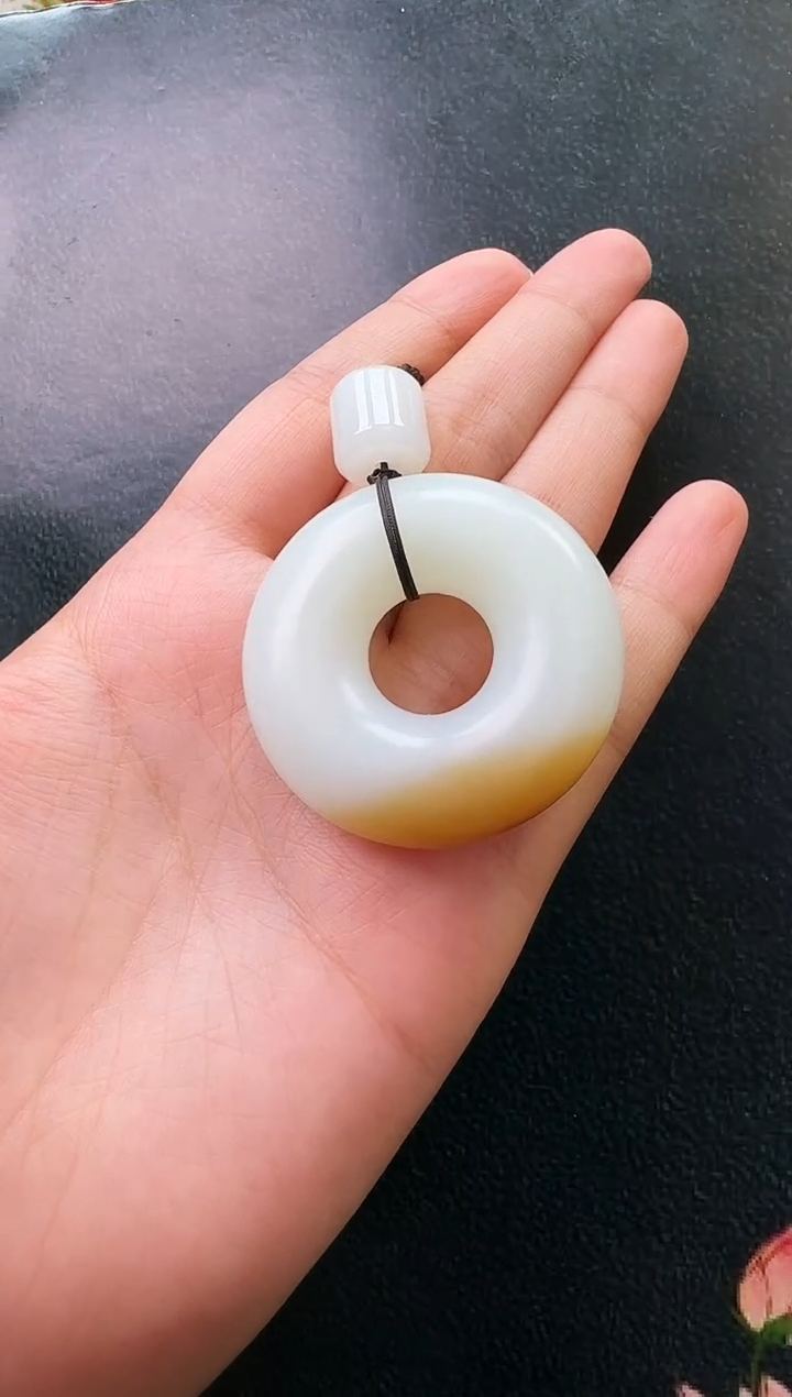 和田玉未镶嵌颈饰吊坠