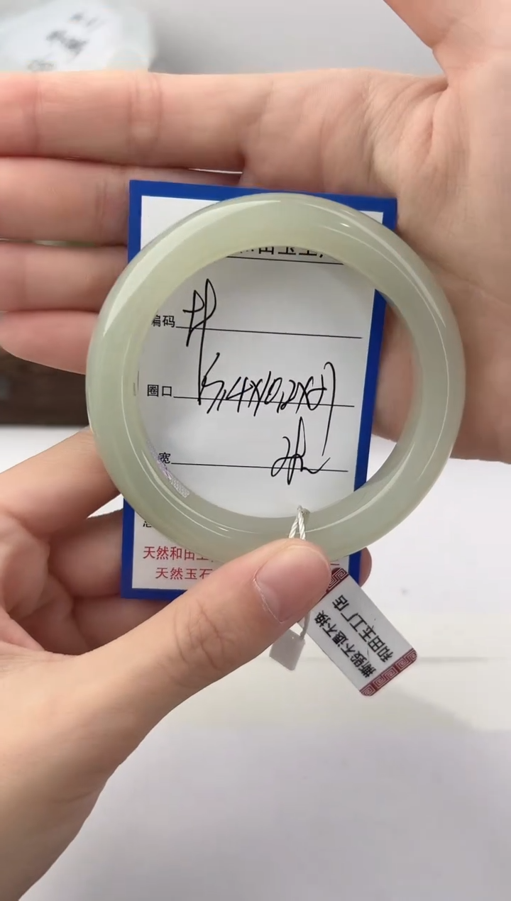 未镶嵌手镯和田玉99颜色微差无瑕疵