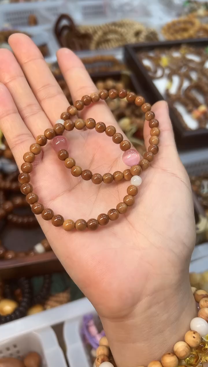 吊坠(赠链)未镶嵌和田玉（糖玉） 库克 卡6 mm左右 设计款 单圈