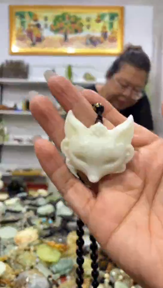 未镶嵌岫玉吊坠 