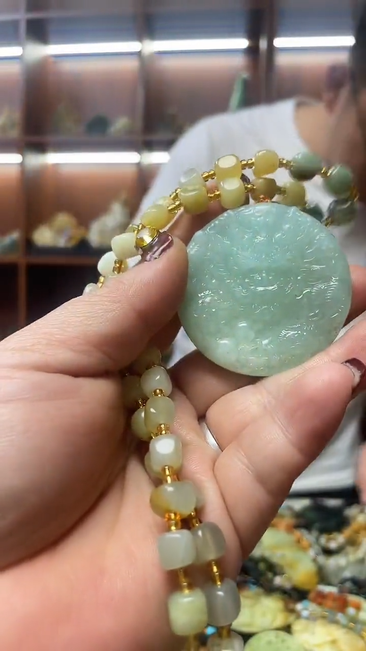 未镶嵌蛇纹石玉吊坠   