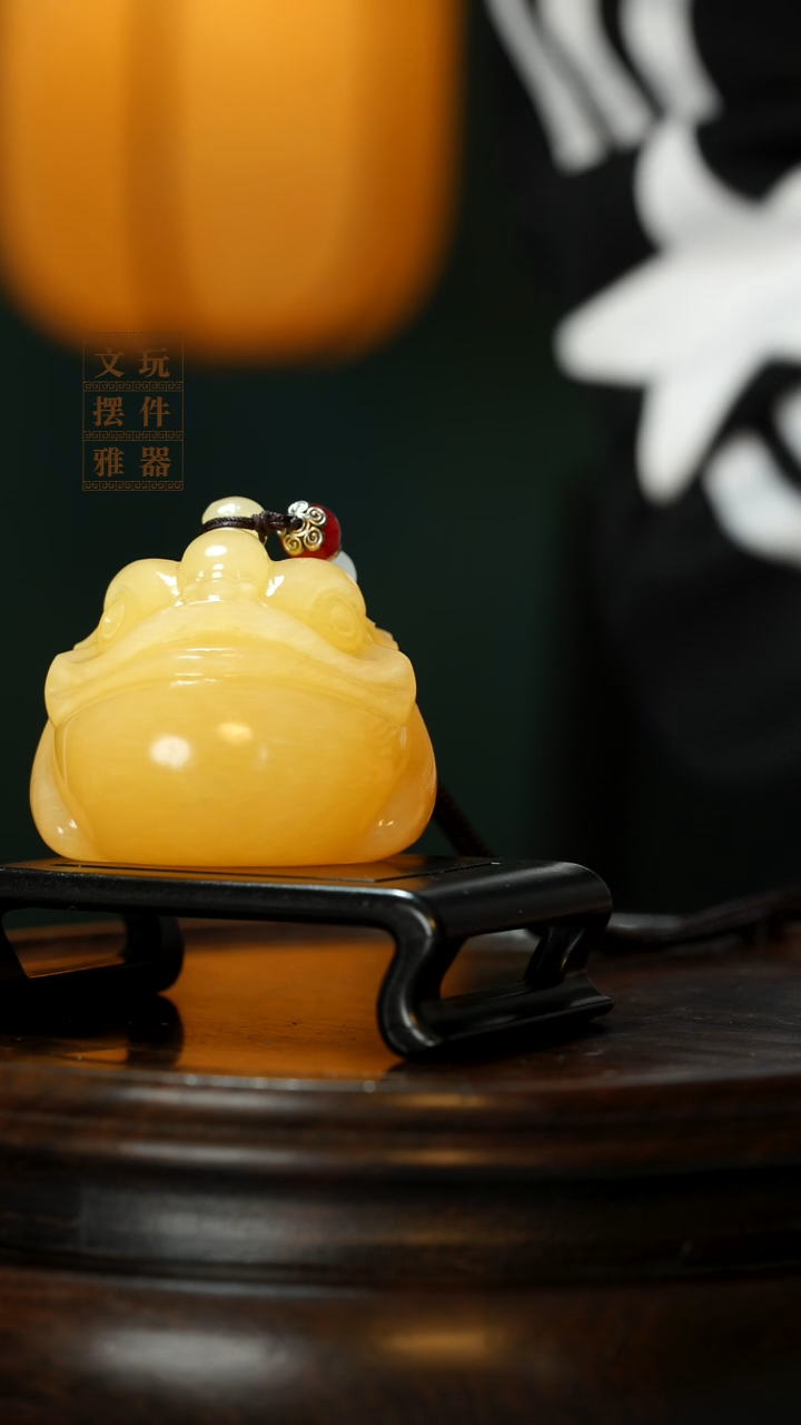 玉《三足金蟾》手把件摆件