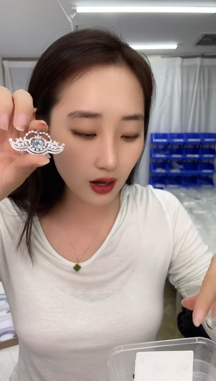 未镶嵌托帕石胸饰天然珠宝多样性发其一