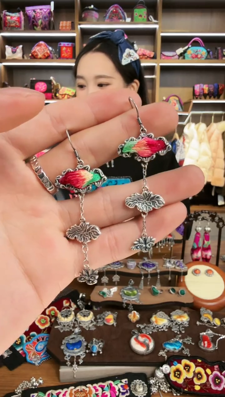 【闪购商品】织绣72蒙阿苏苗绣传承