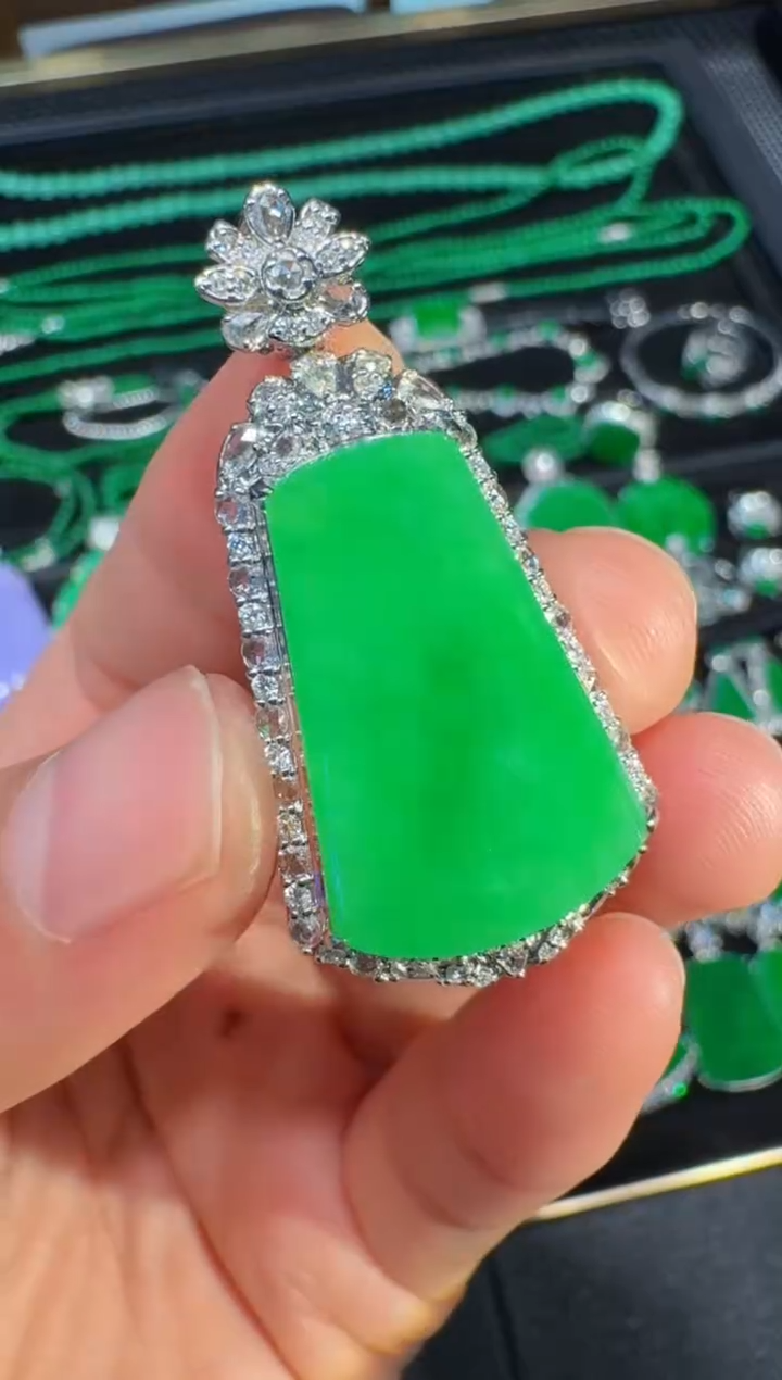 【闪购商品】翡翠吊坠(不含链)18K金镶嵌阳绿方牌