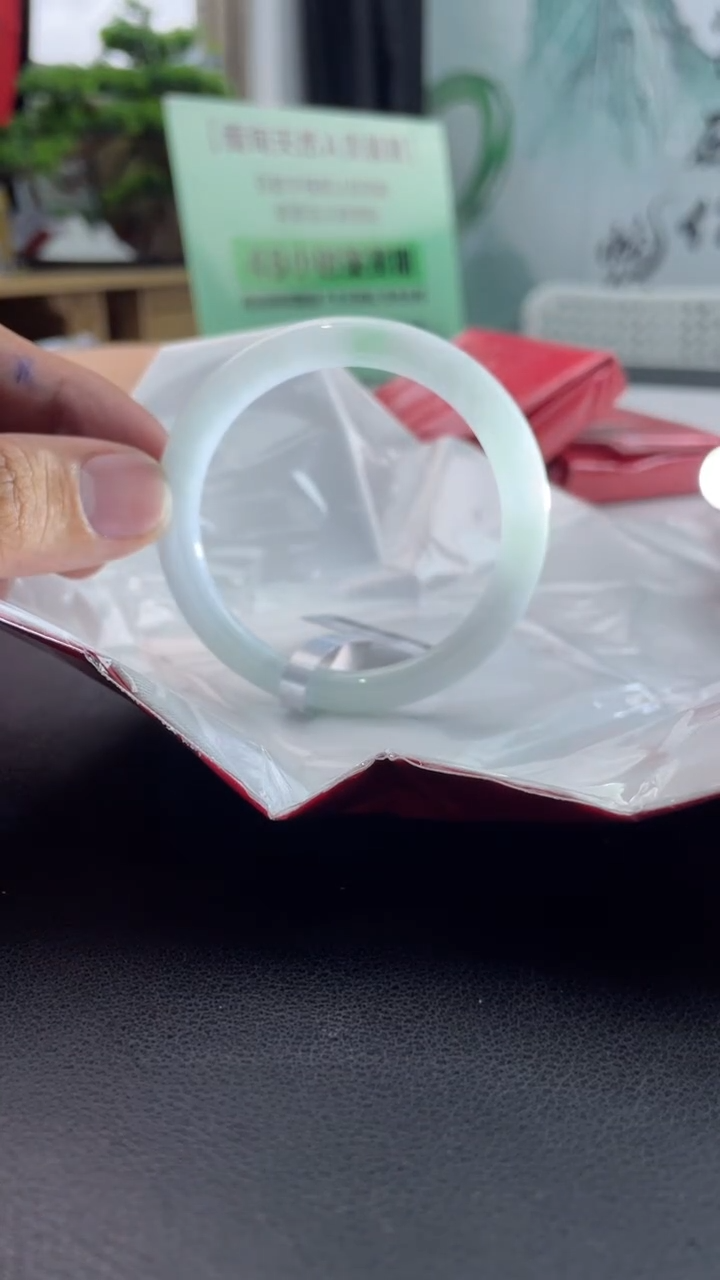 【闪购商品】翡翠手镯未镶嵌19翡翠手镯（微瑕）