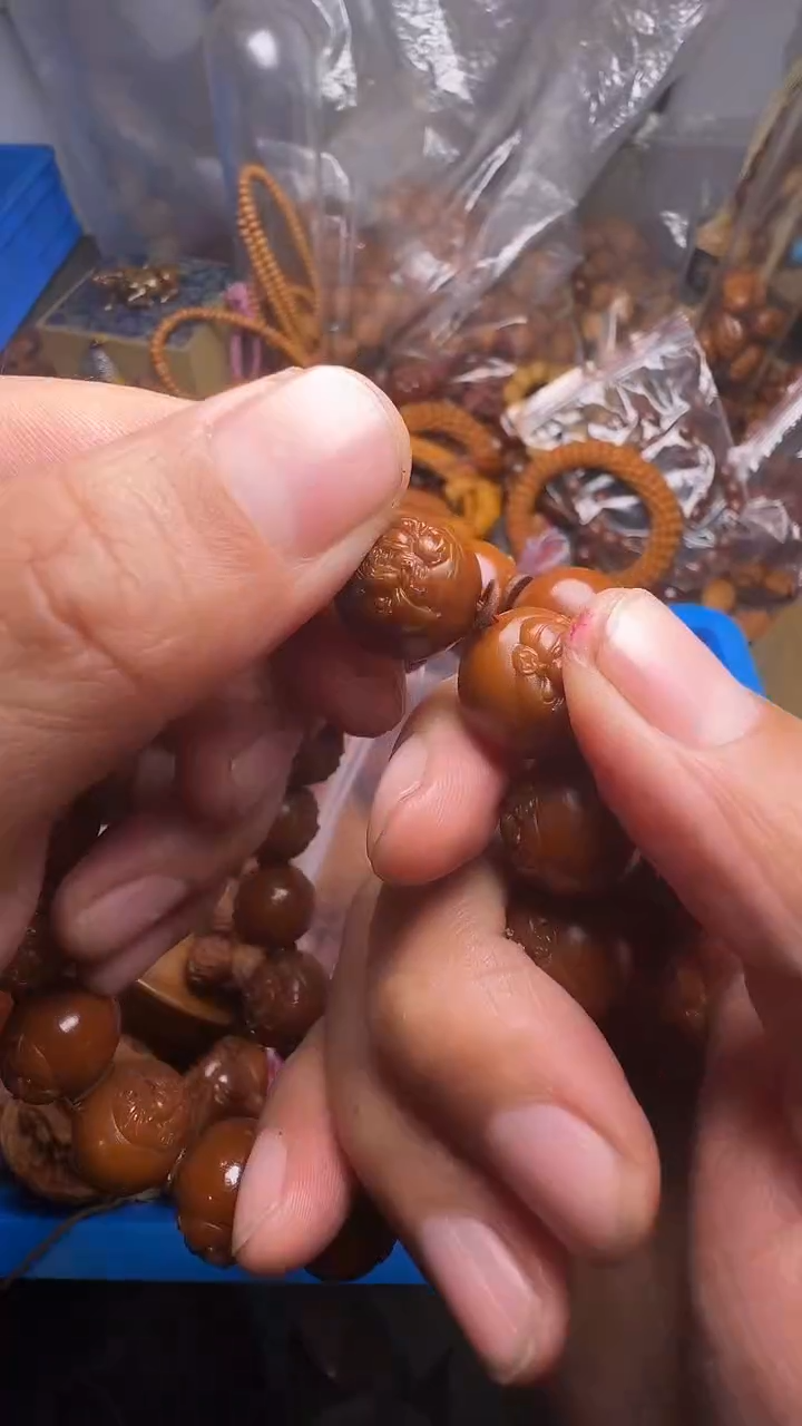 手串橄榄核浮雕财神