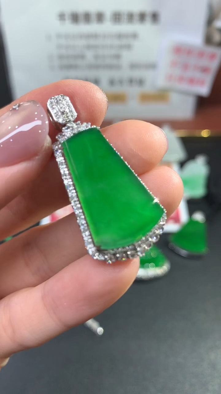 【闪购商品】翡翠吊坠(不含链)18K金镶嵌无事牌不退不换|13800+0