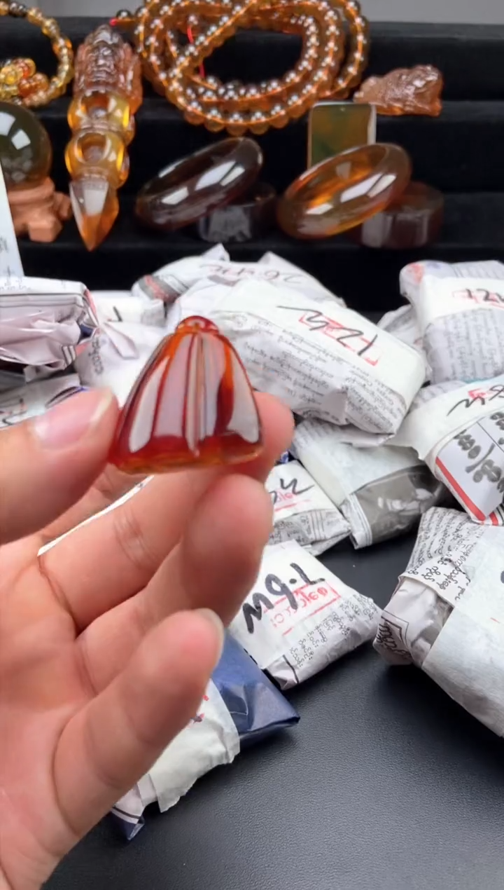 【闪购商品】琥珀颈饰未镶嵌棕血珀莲蓬吊坠