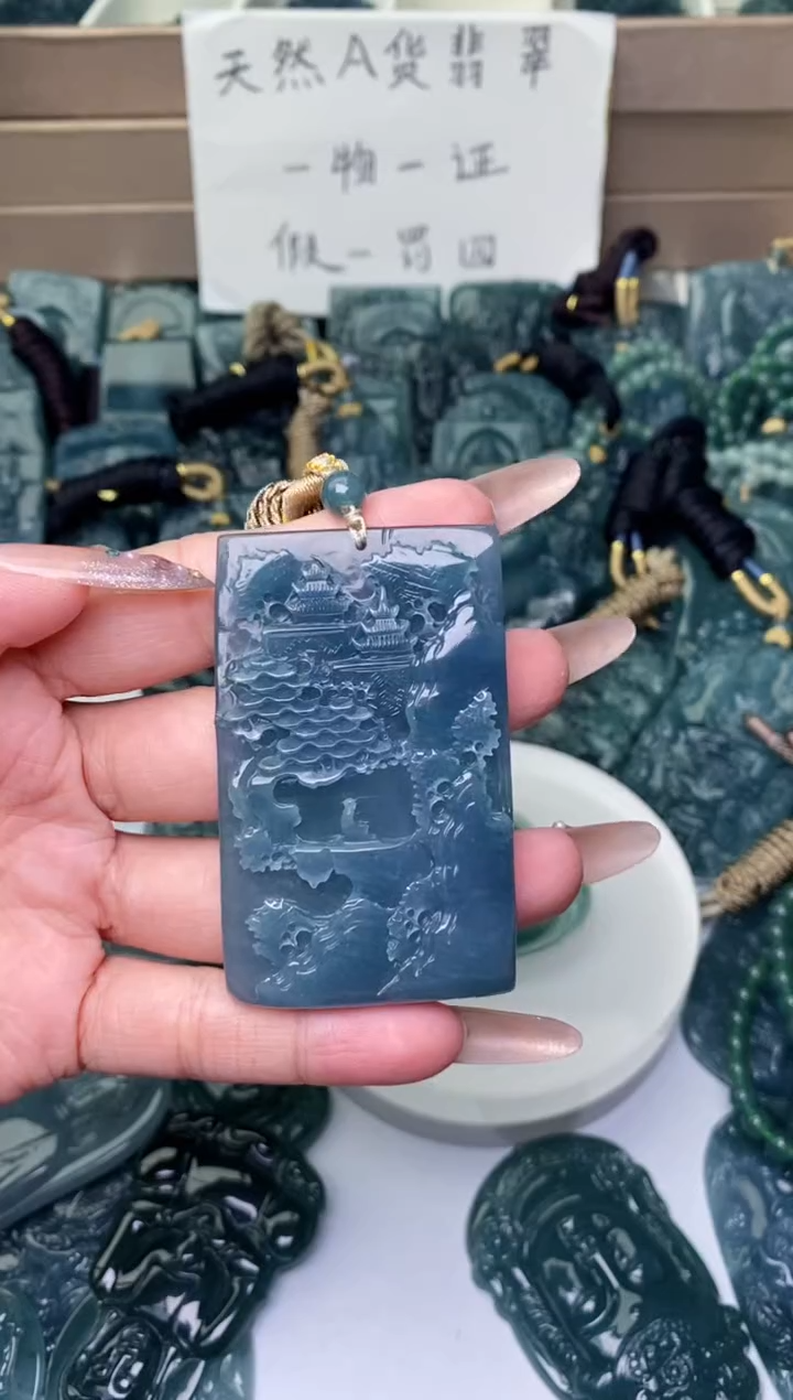 颈饰未镶嵌翡翠          