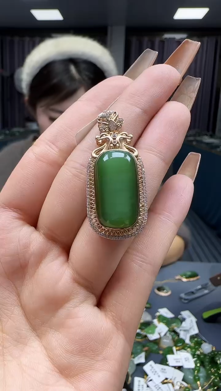 【闪购商品】和田玉挂件18K金镶嵌1