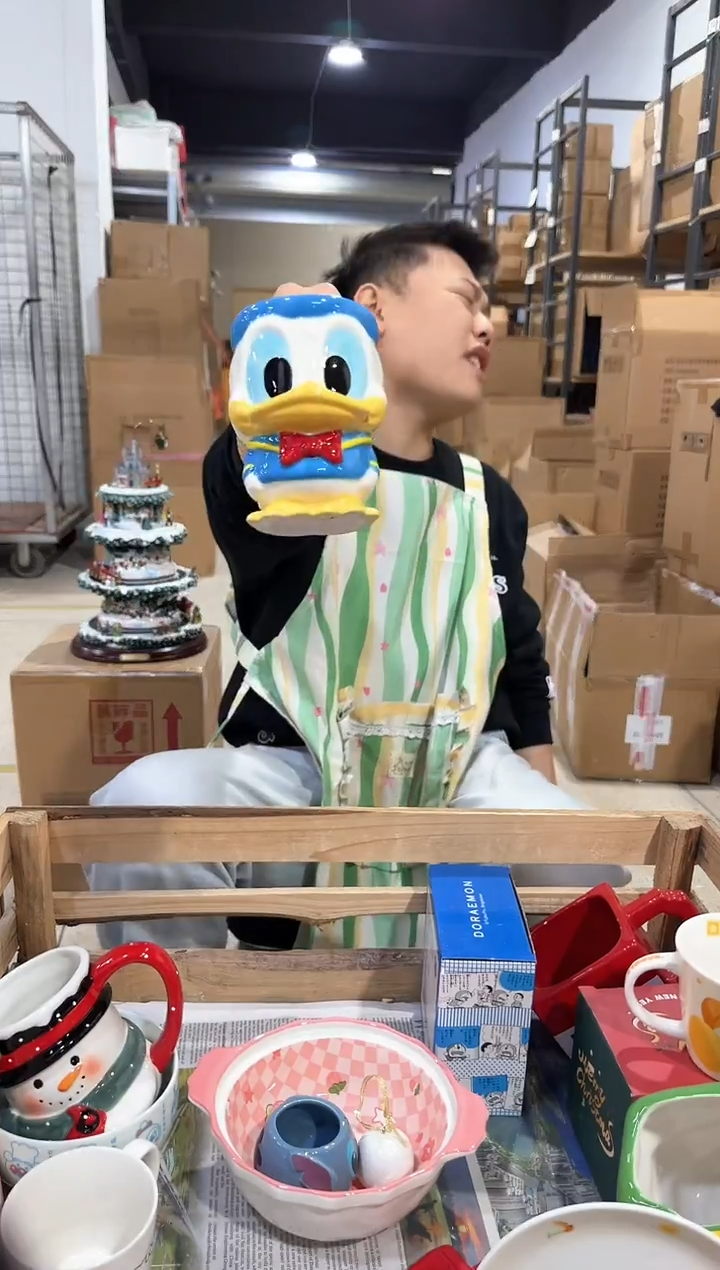 瓷片Q版唐老鸭全身杯