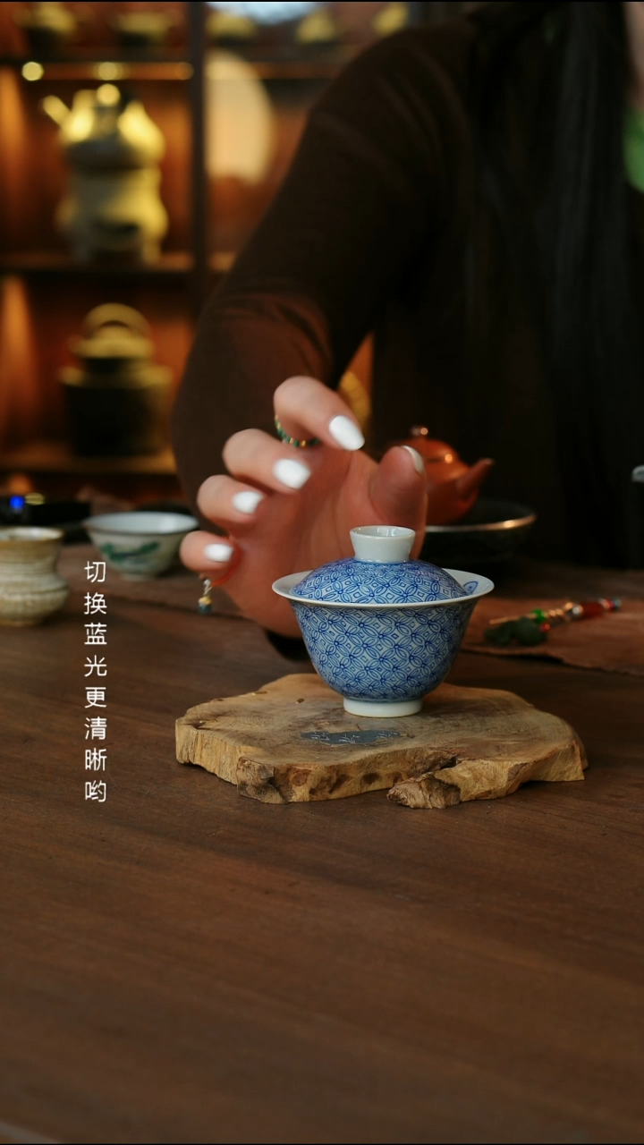 青花铜钱纹盖碗.