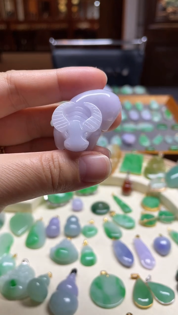 【闪购商品】翡翠颈饰未镶嵌牛