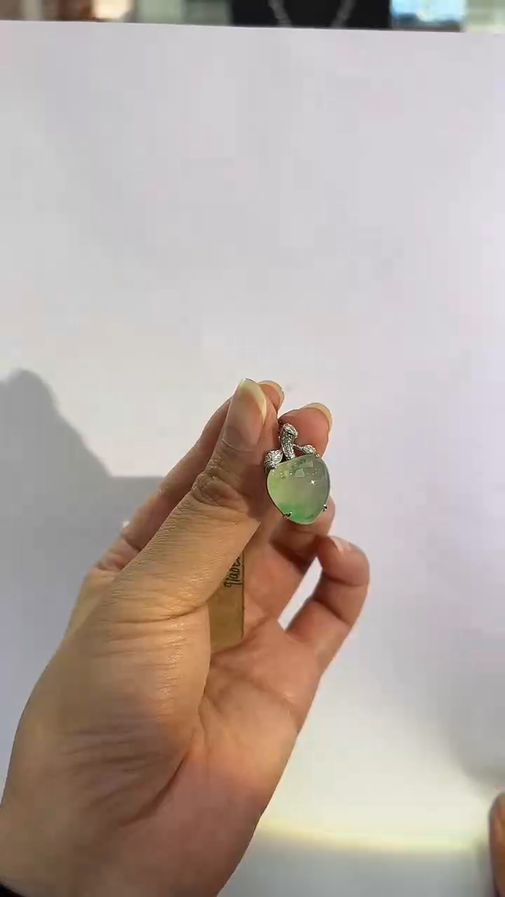 【闪购商品】翡翠吊坠(不含链)18K金镶嵌翡翠桃子吊坠多人不退不换