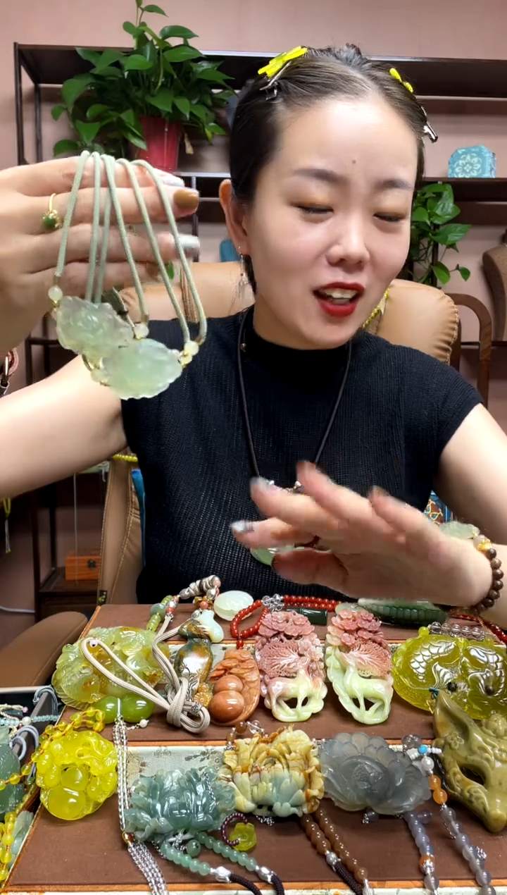 未镶嵌岫玉吊坠多样性发货发其中之一