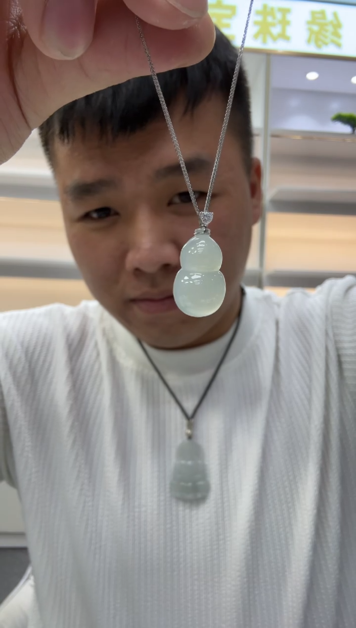 颈饰18K金镶嵌翡翠多样性天然翡翠A货葫芦一件