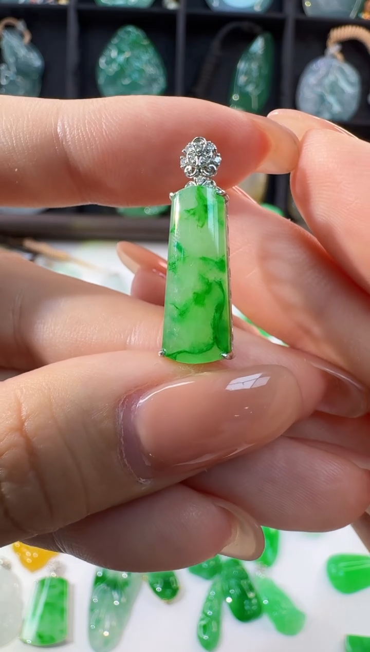 颈饰18K金镶嵌翡翠缅甸A货翡翠