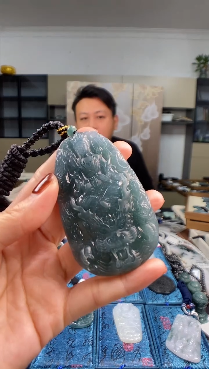 颈饰未镶嵌翡翠  多样性发其一