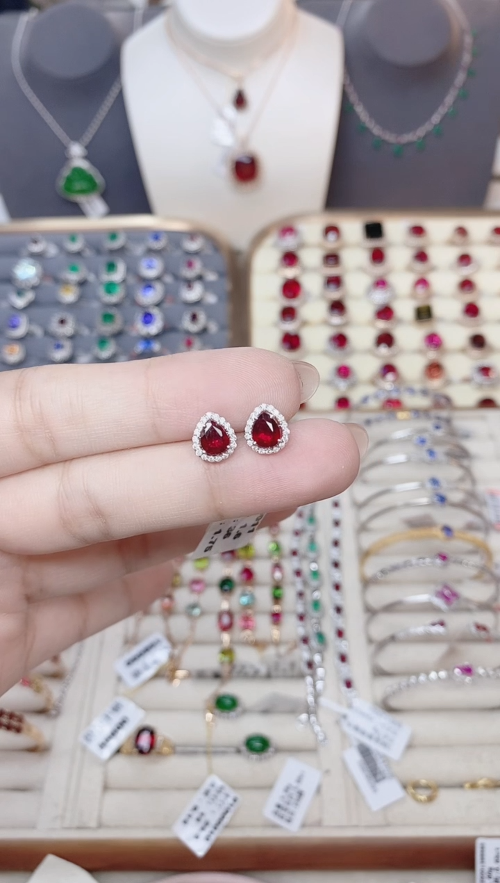 18K金镶嵌红宝石耳饰红宝石1.6CT