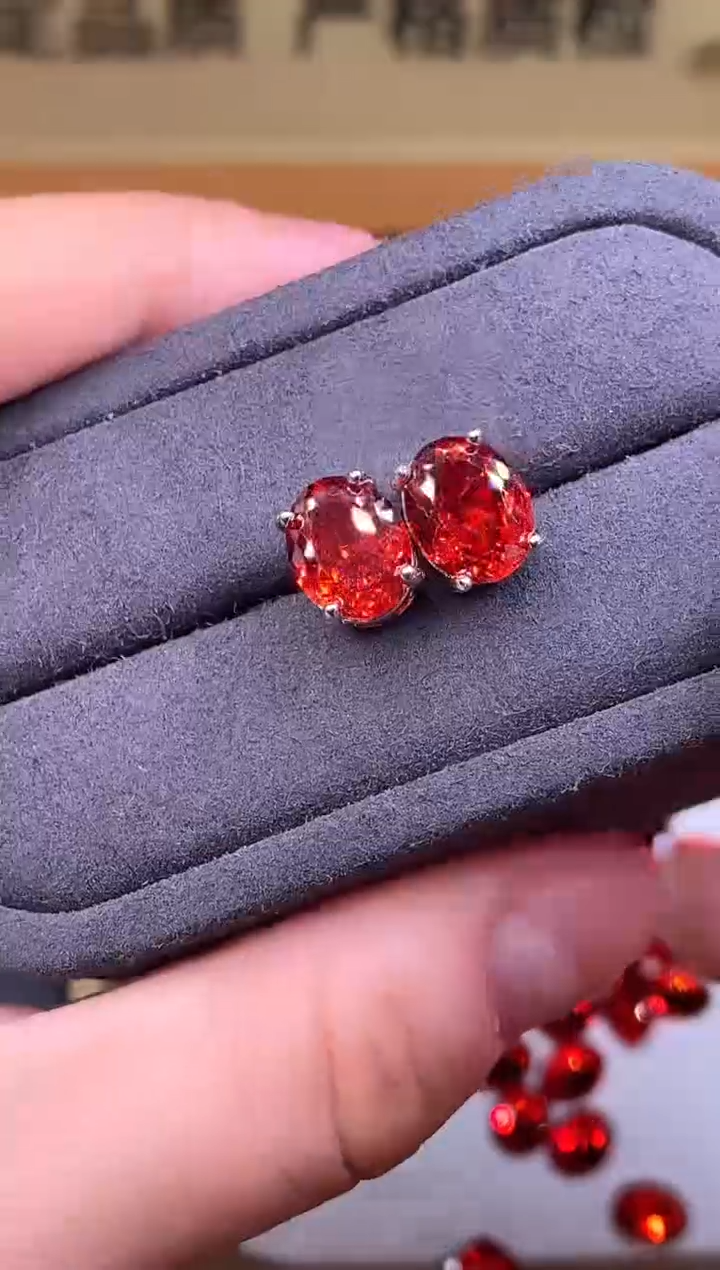 银S925镶嵌耳钉红色碧玺3333