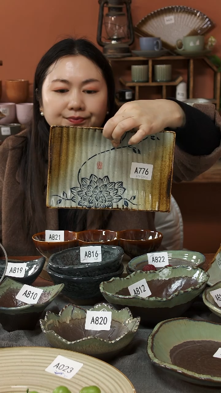 陶瓷A776 一只手绘蓝莲花长方盘条纹 23*15*2.5 微瑕