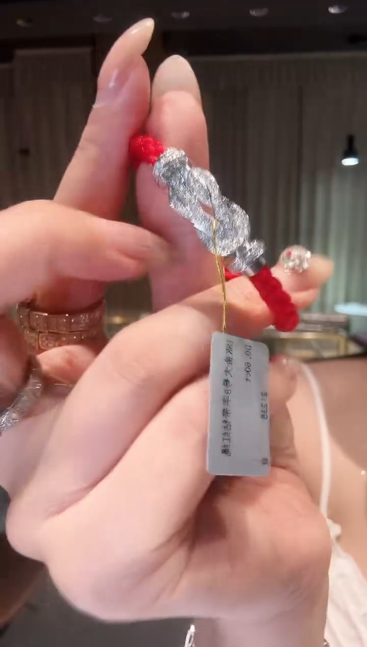 18K金镶嵌吊坠钻石白金8字 