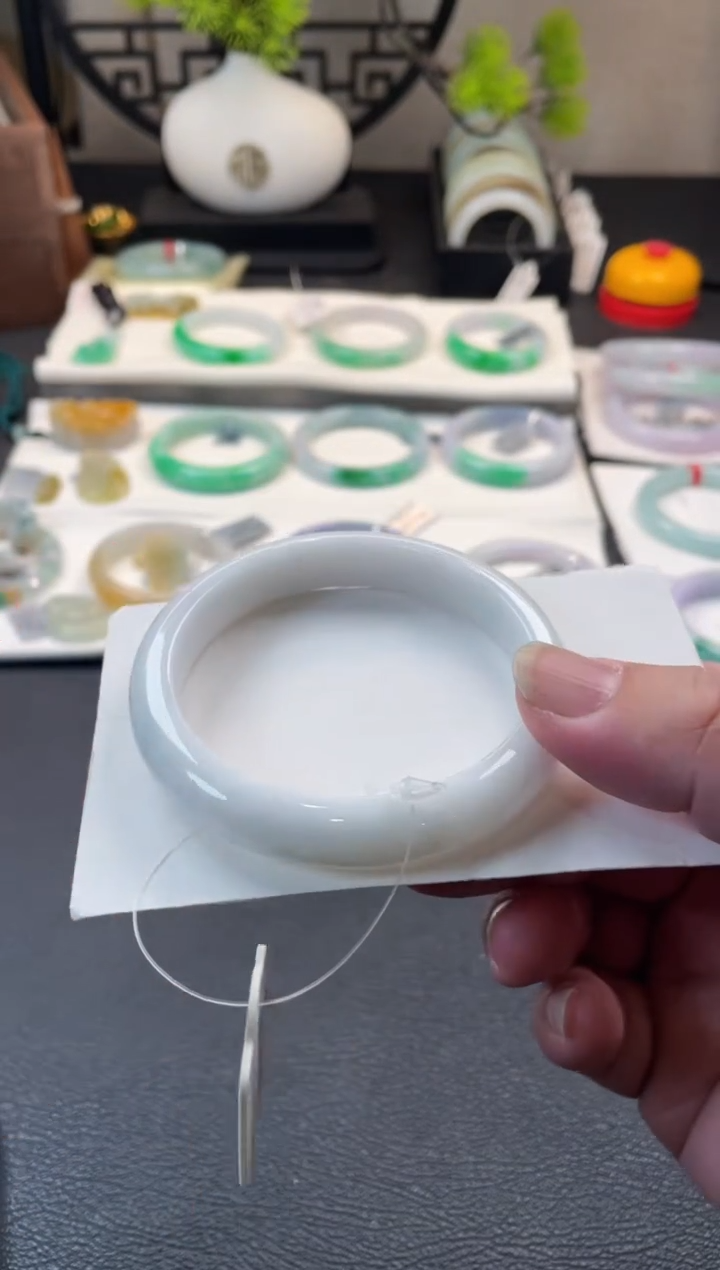 翡翠手镯未镶嵌有纹裂 60