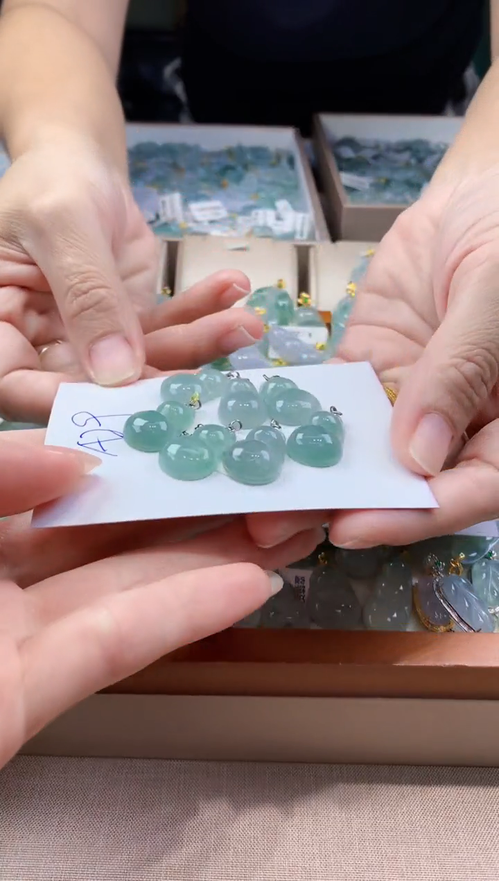 翡翠18K金镶嵌颈饰多样性发其一件