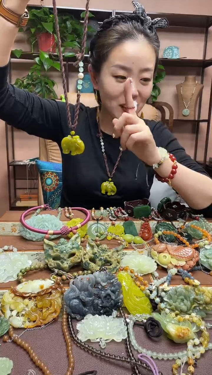 未镶嵌岫玉颈饰多样性发货发其中之一