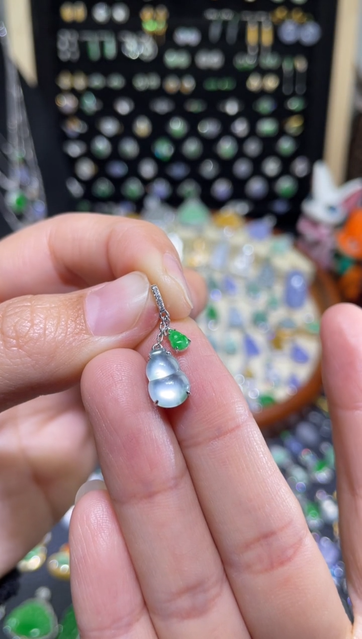 颈饰18K金镶嵌翡翠玻璃种葫芦提溜