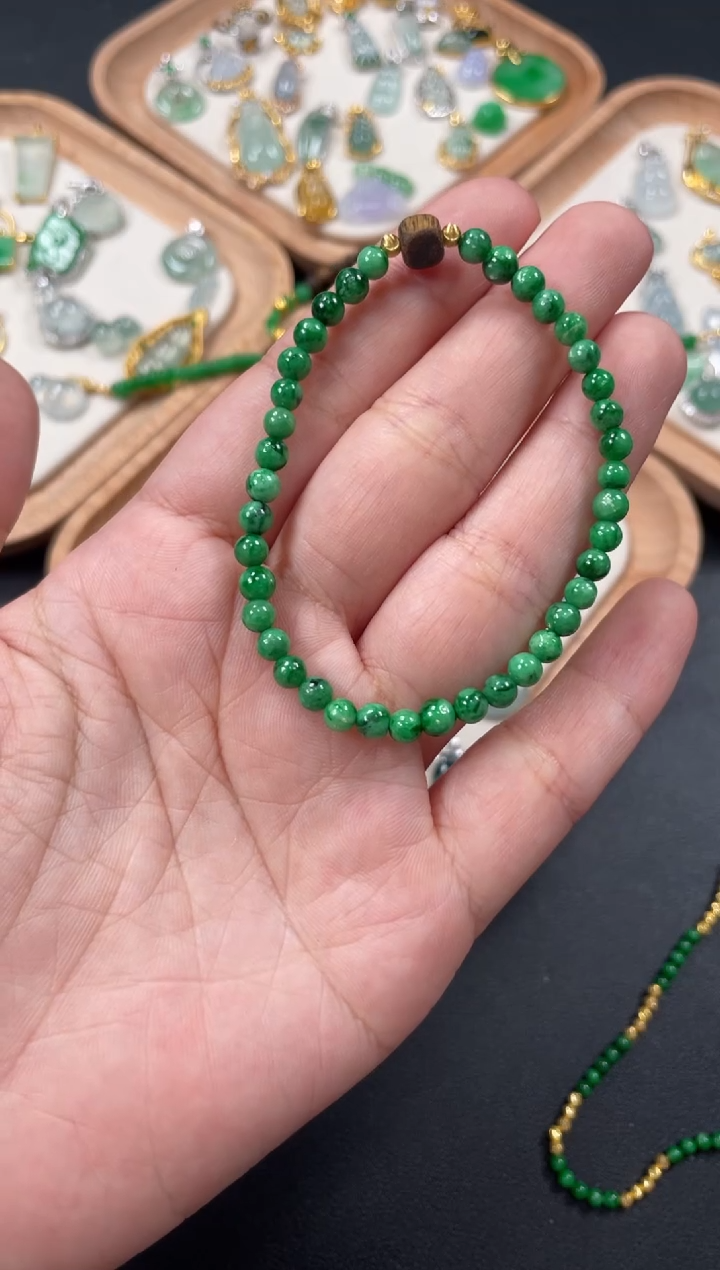 翡翠18K金镶嵌套链一条    P191（有小白点）